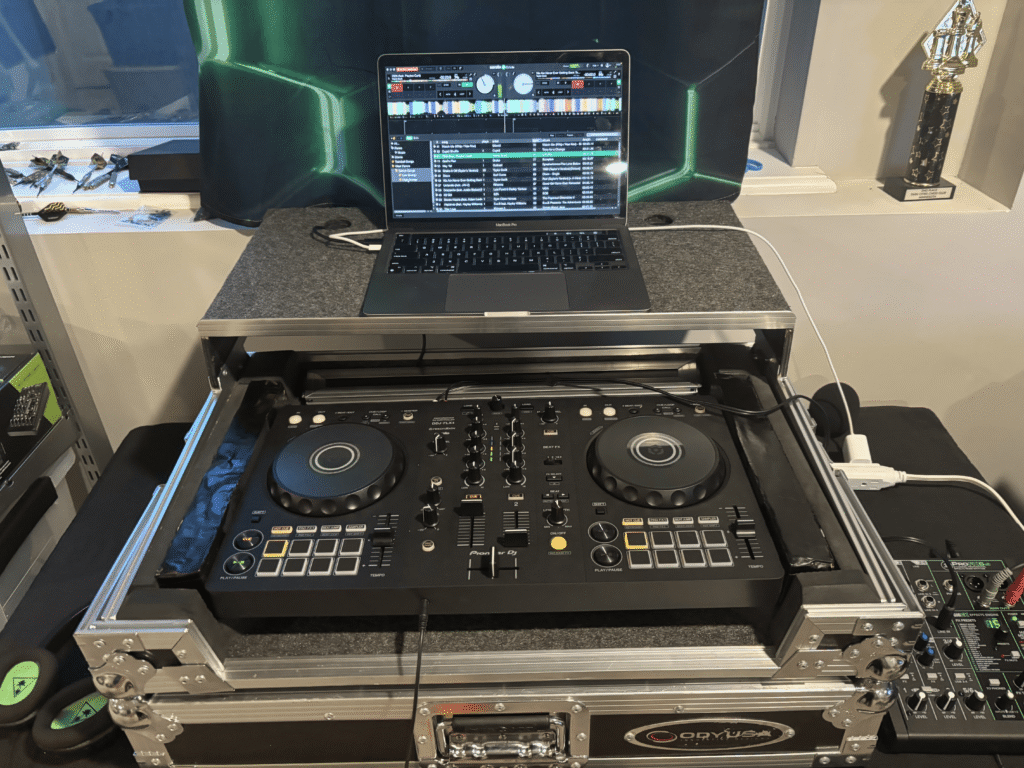 A wider image of a DDJ-FLX4